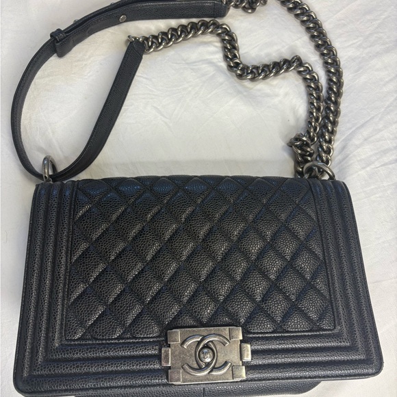 CHANEL Black Crossbody Bag with Quilted Leather and Chain Strap - Picture 1 of 1